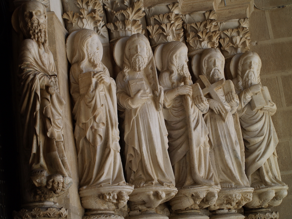 Exemplos de esculturas medievais em catedrais e mosteiros portugueses